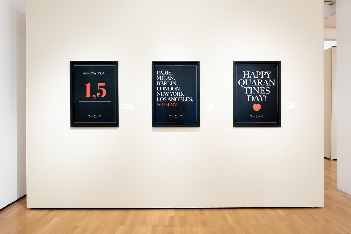 Bild vergrößern: Ausstellungsraum mit drei gerahmten Plakaten zum Thema "Corona".