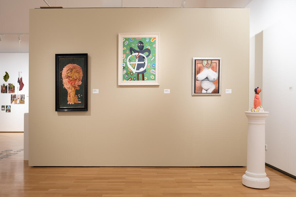 Bild vergrößern: Ausstellungsraum mit drei Gemälden zum Thema "Frauen in der Kunst".
