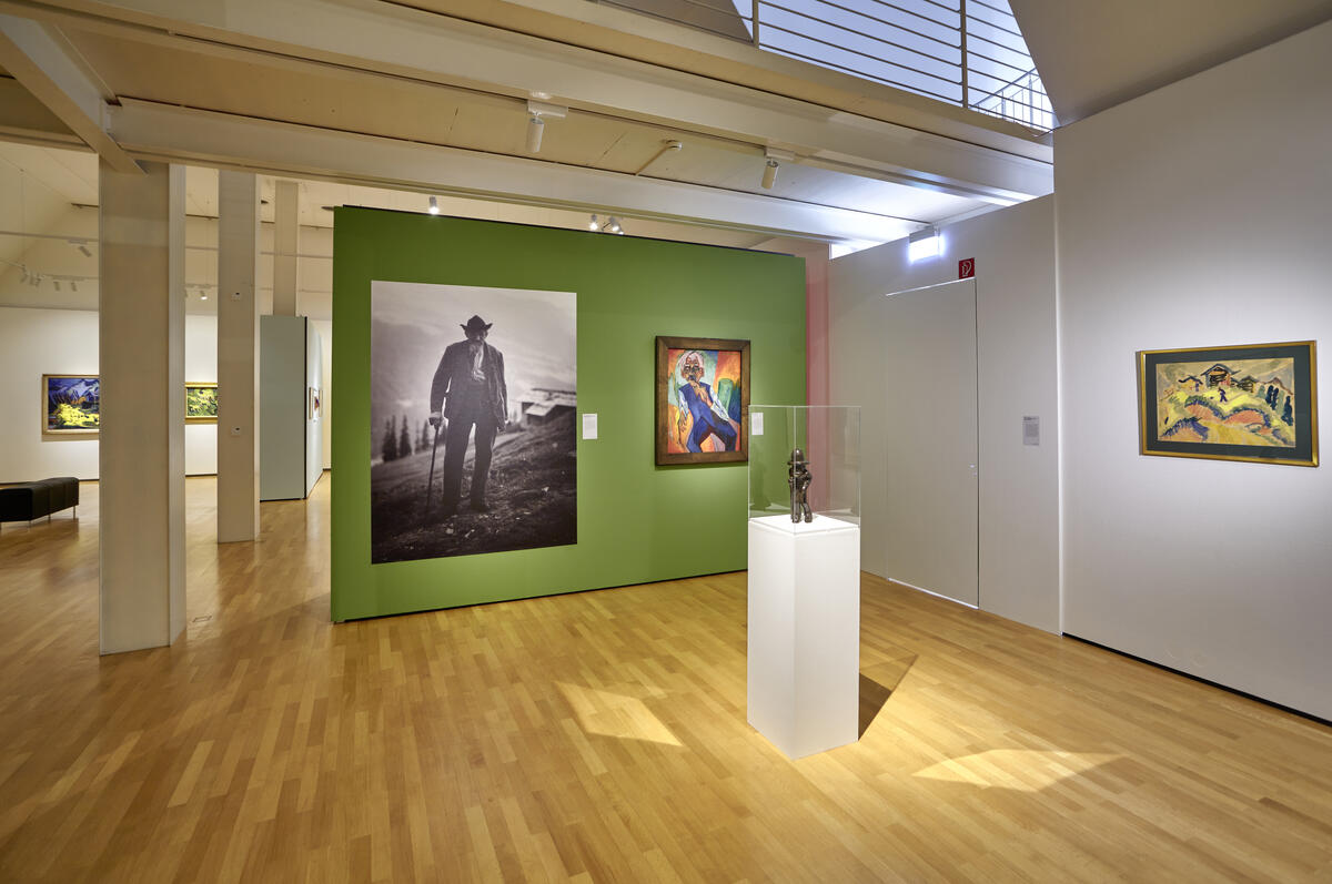 Bild vergrößern: Ausstellungsraum mit einer Fotografie, einem Gemälde und einer Skulptur. Alle drei bilden jeweils einen Bauern ab.