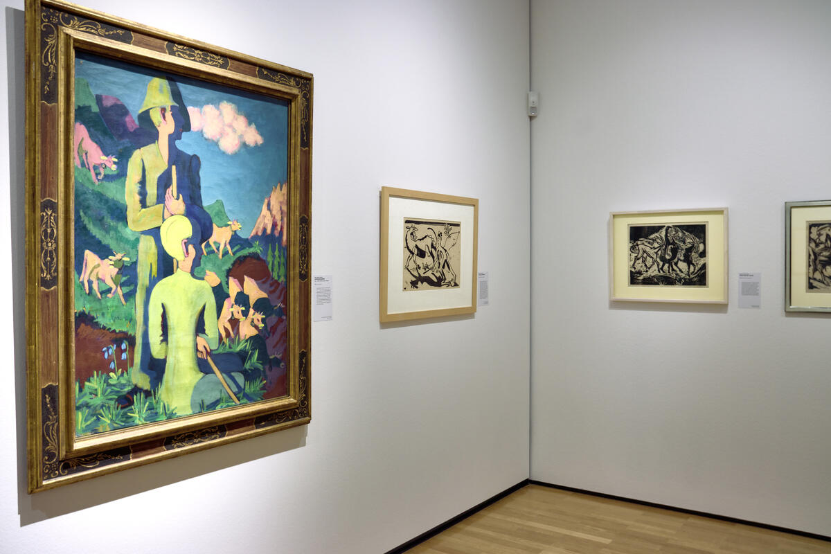 Bild vergrößern: Ausstellungsraum mit einem großen Gemälde mit zwei Hirten und zwei Holzdrucken.