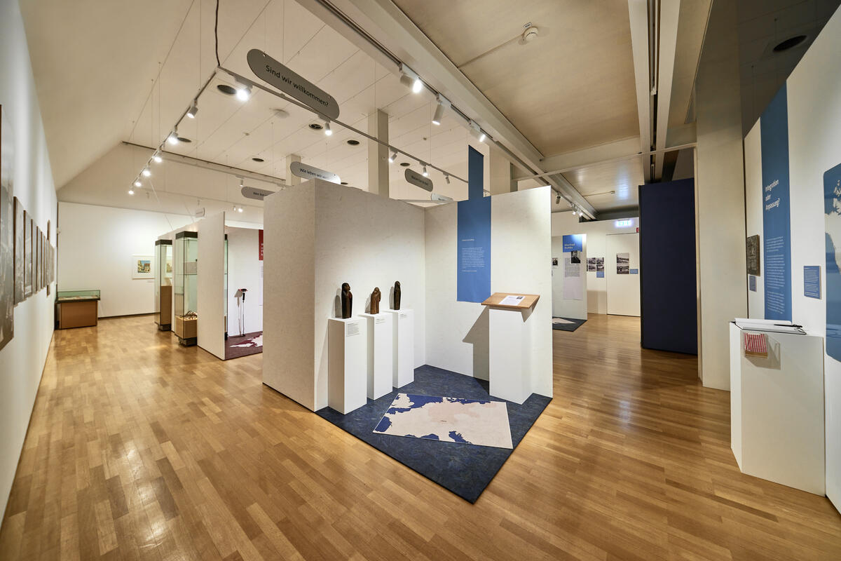 Bild vergrößern: Ausstellungsraum mit den einzelnen Kabinetten der Zeitzeugen.