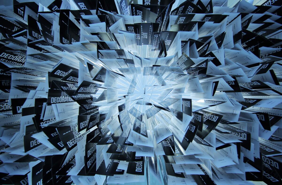 Bild vergrößern: Installationsansicht des Werks "Just Decoration Tag Cloud" von Miklós Kiss mit von der Decke hängenden Preisschildern.