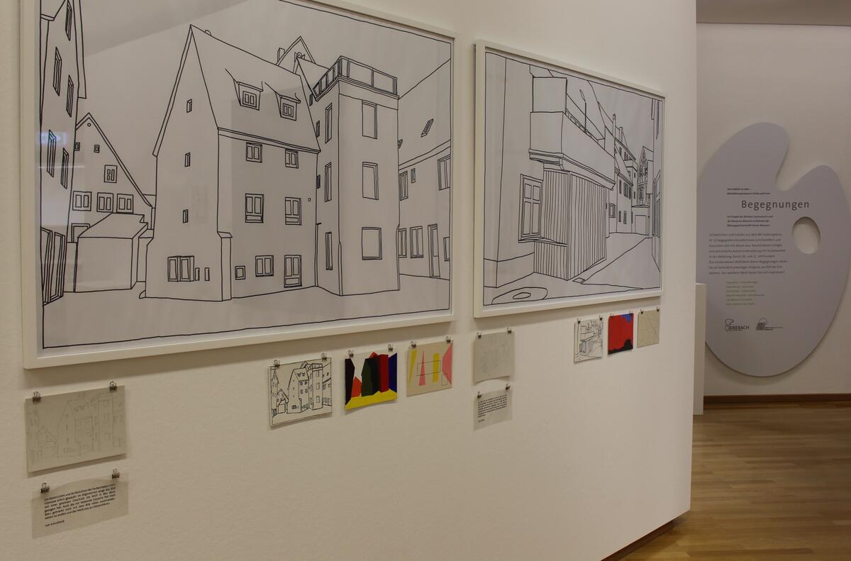 Bild vergrößern: Auf der Wand werden Werke aus der Sammlung gemeinsam mit den Schülerarbeiten präsentiert.