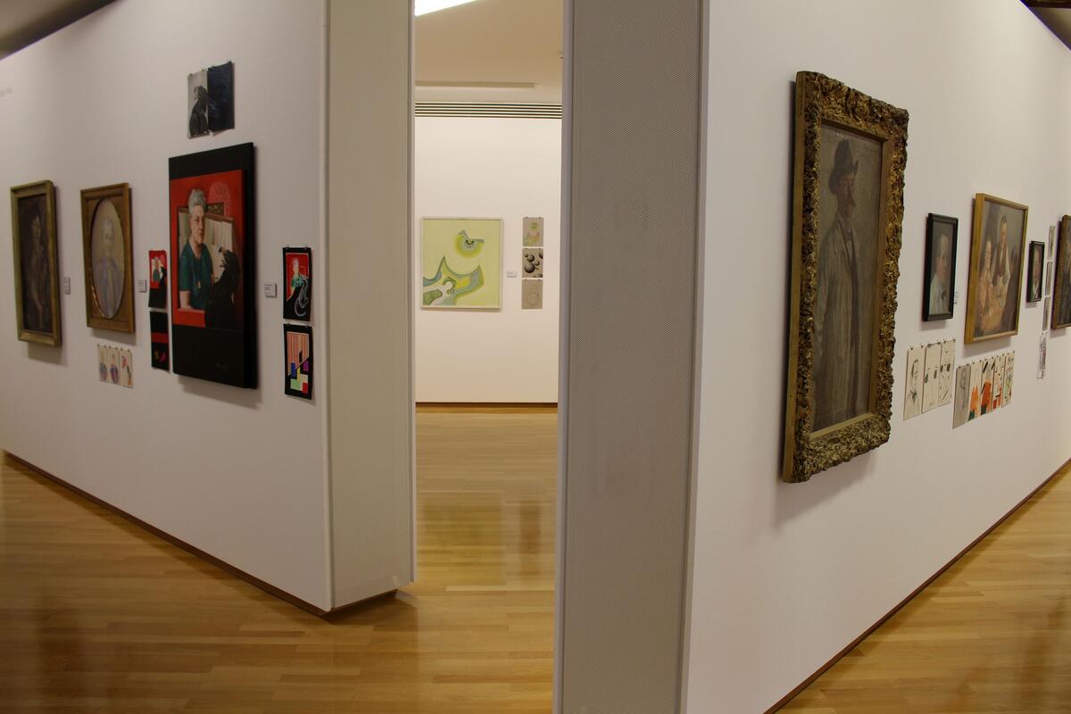 Bild vergrößern: Auf der Wand werden Werke aus der Sammlung gemeinsam mit den Schülerarbeiten präsentiert.