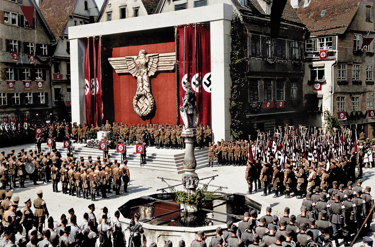 Blick auf den Marktplatz 1939 mit einer Versammlung der Nationalsozialisten, Foto nachcoloriert 