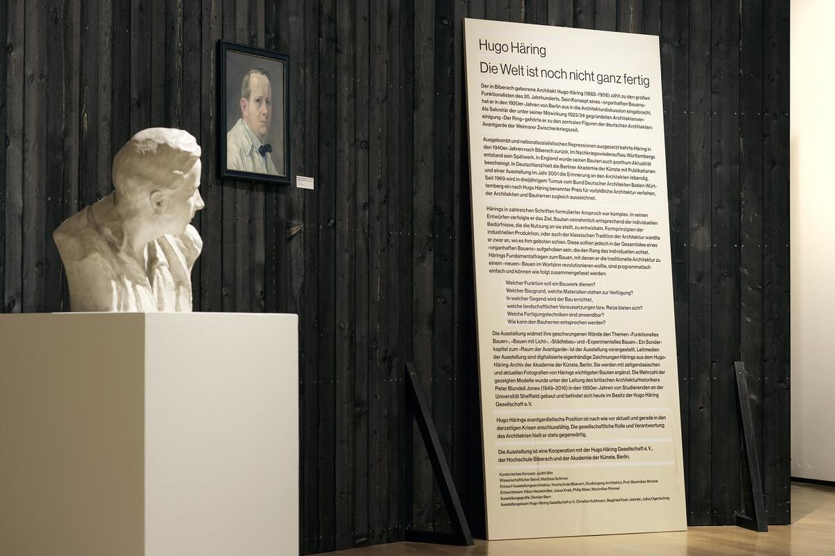 Bild vergrößern: Blick in die Ausstellung »Hugo Häring. Die Welt ist noch nicht ganz fertig«